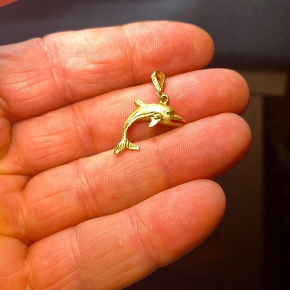 14K yellow gold etched dolphin pendent w/o chain weighing 1.37g - Picture 2 of 6